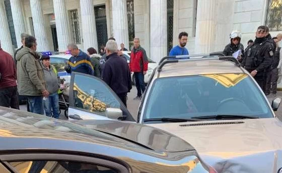 Πανικός στον Πειραιά – Αλλοδαπός έκλεψε ΙΧ και έπεσε πάνω σε 10 αυτοκίνητα